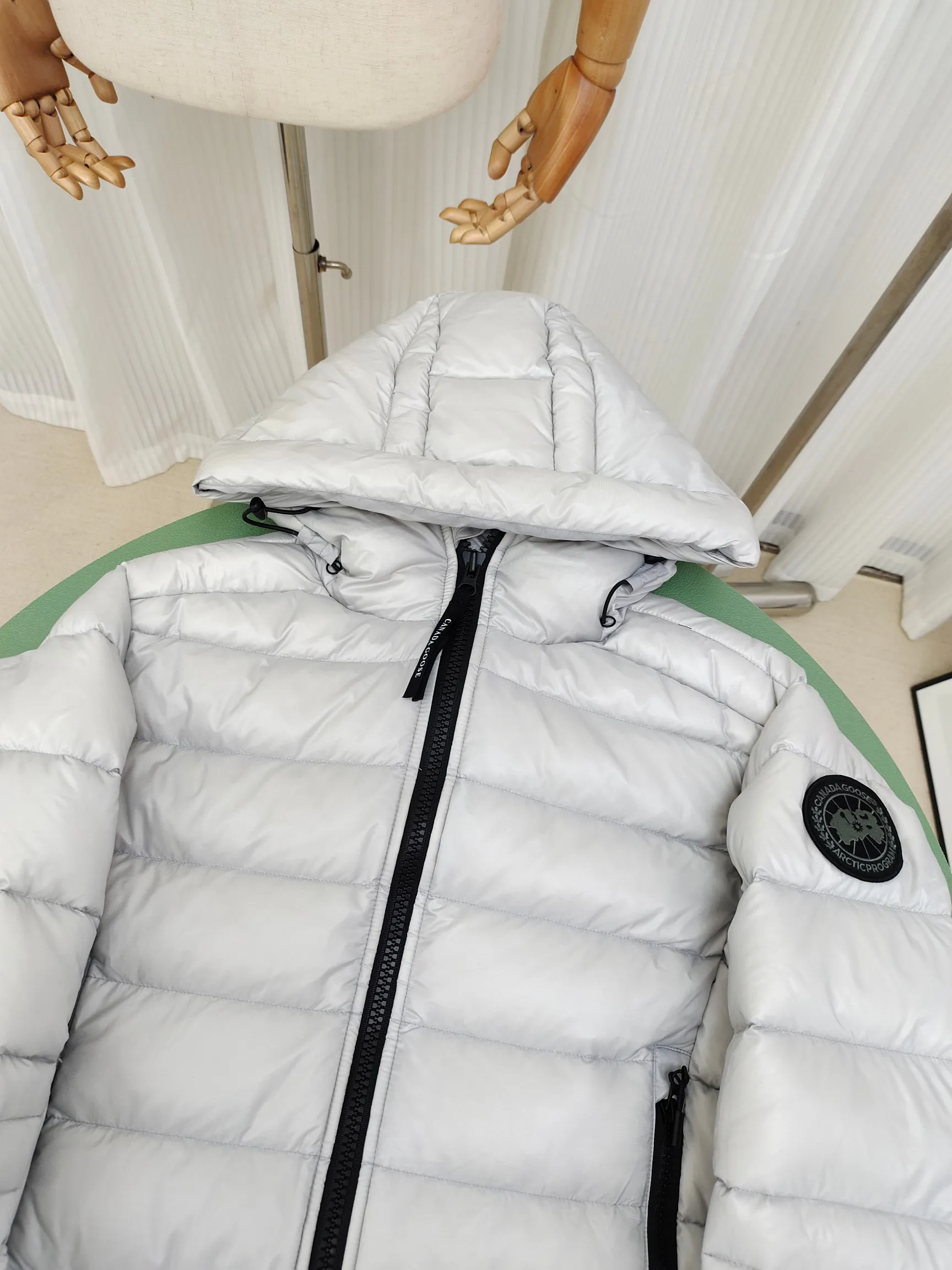 P840 𝘾𝘼𝙉𝘼𝘿𝘼 𝙂𝙊𝙊𝙎𝙀/Canada Goose 2227 thin and light model. It’s super lightweight and doesn’t feel any weight on your upper body at all! Show more temperament‼  Canada Goose, a Canadian brand, has always been recognized as the warmest down jacket. Various Instagram celebrities, Internet celebrities, and celebrities often wear it for street photos. I make Canada Goose every year, but I still can’t get rid of my love for the goose. No matter how cold the winter is, there is no need to be afraid. Canada Goose is the legendary warmest down jacket and is known as a must-have for Arctic outdoor sports! The most popular down jacket in the world, celebrities are rushing to buy it, it is a must-have! Code number: XS-2XL Color: silver gray (red label) silver gray (black label), black (red label), black (black label), dark blue